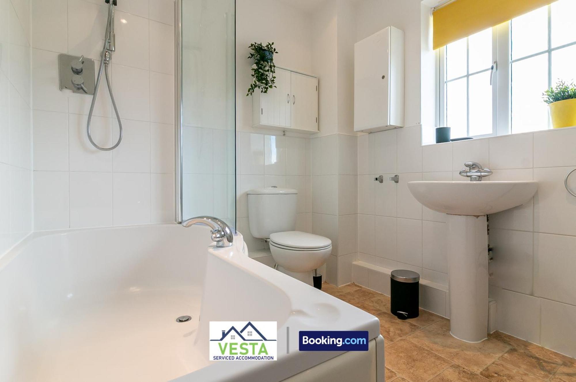 Three Bedroom Apartment By Vesta Serviced Accommodation & Short Lets Hatfield With Free Parking Екстериор снимка
